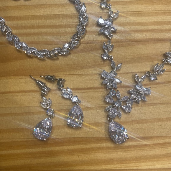 Three-Piece Super Sparkly Rhinestone Jewelry Set - Picture 3 of 6